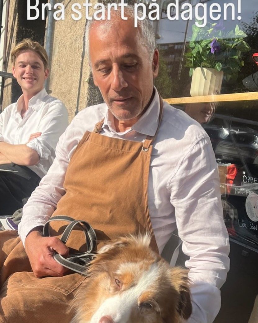Arman bakom disken på Mahogny med en liten hund i famnen
