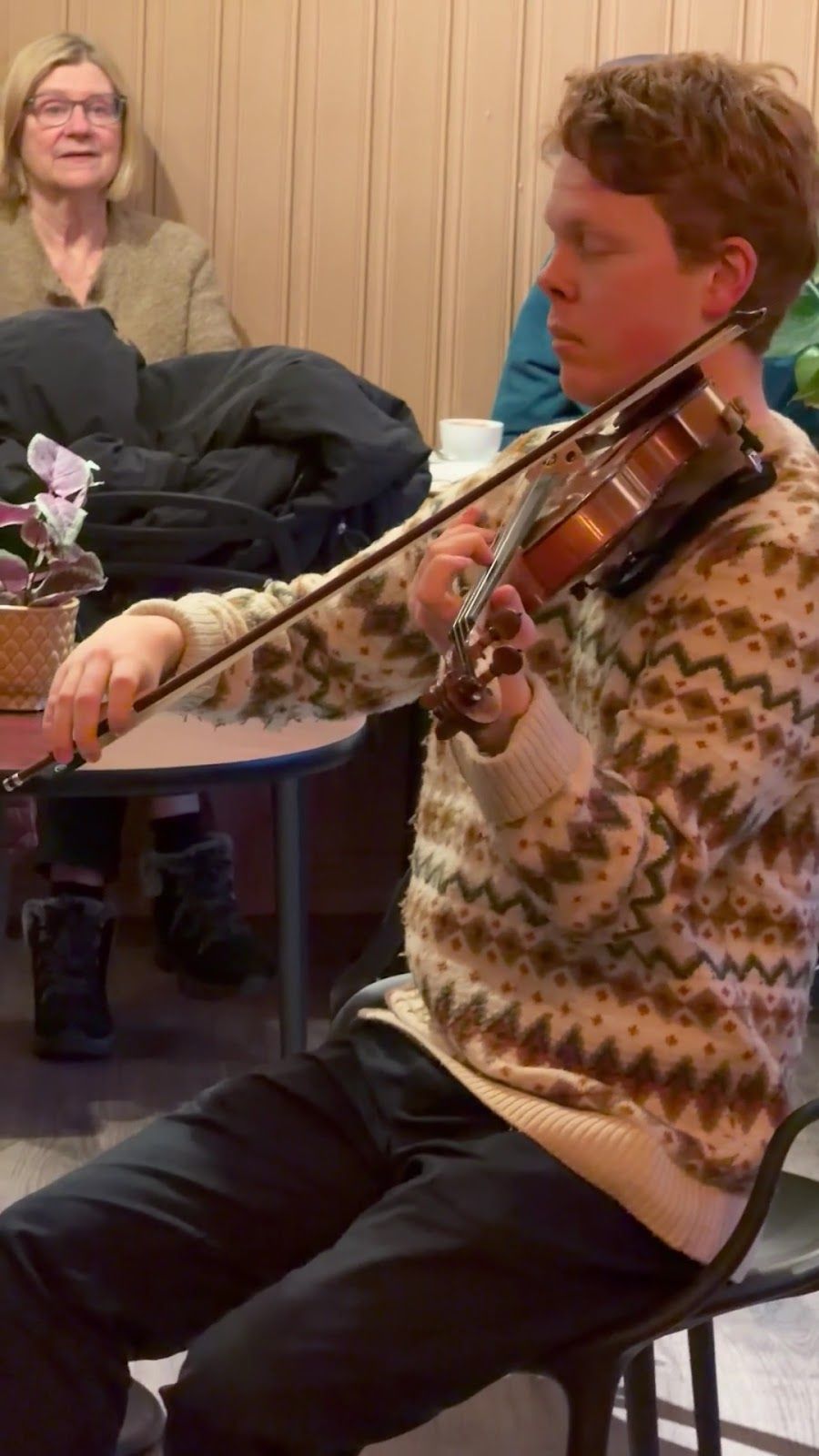 En violinist spelar för gästerna inne på Mahogny