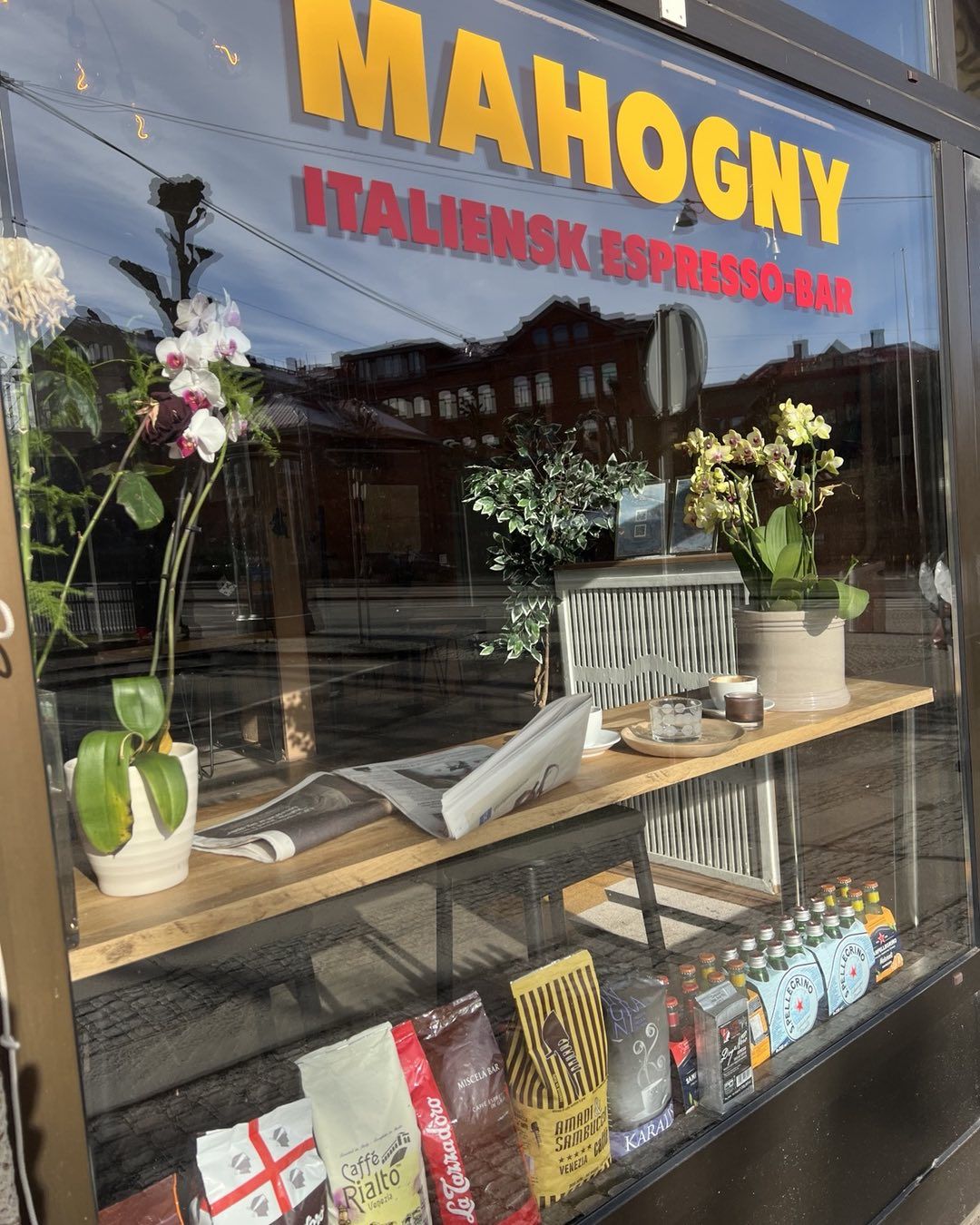 Mahognys fönster på Kapellgatan 10 med blommor i fönstret och skylten Italiensk espressobar