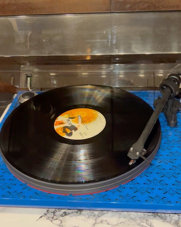 En vinylskiva snurrar på skivspelaren